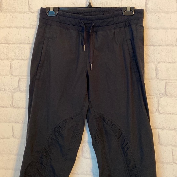 Lululemon Black Ruffle Pants Size 4 Studio ? - Picture 2 of 16